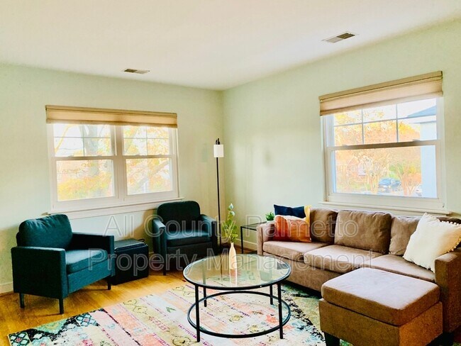 Building Photo - 213 Gordon St