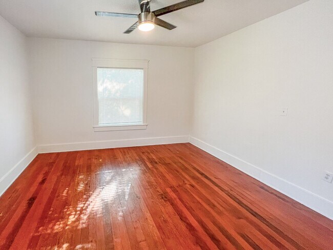 Building Photo - Charming Corner 1 Bed / 1 Bath in the Hear...