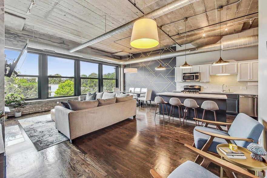 Building Photo - 1111 W 14th Plz