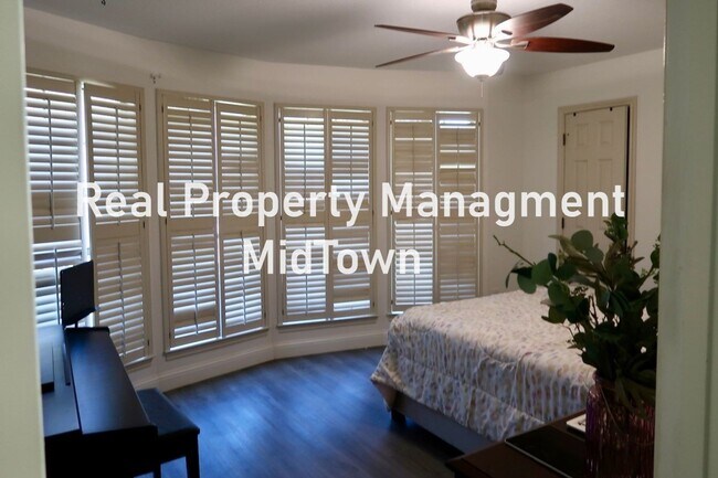 Building Photo - Charming Home Centrally Located in the DFW