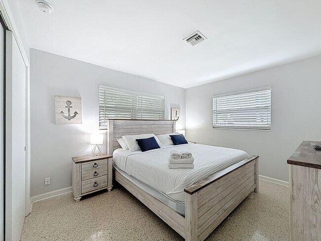 Building Photo - 2840 NE 16th Ct