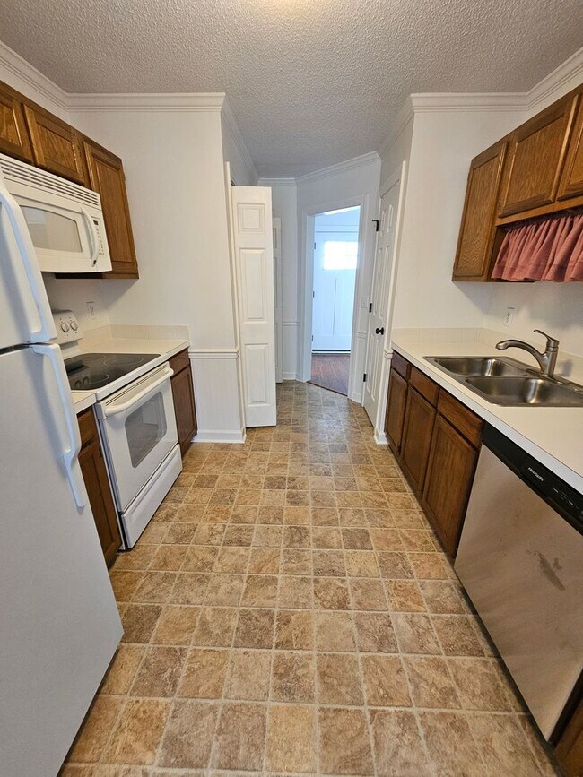 Building Photo - Townhome in Greensboro!