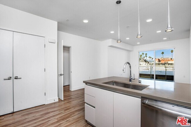 Building Photo - 453 S Kenmore Ave