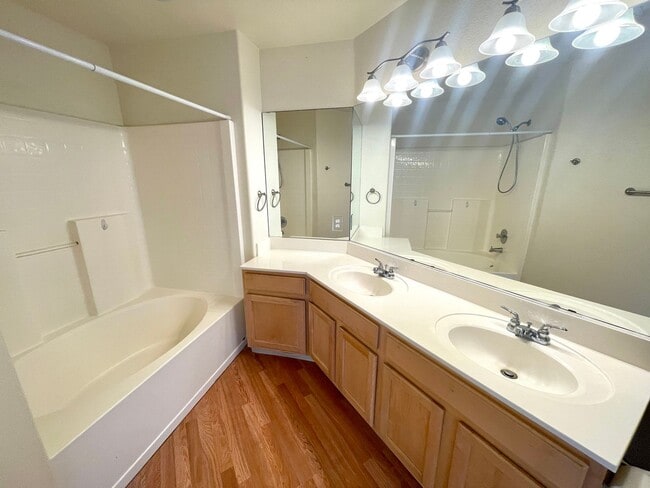 Building Photo - Cute 3 Bedroom Desert Lakes Golf Course Co...