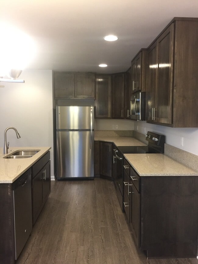 Building Photo - SE New Townhouse, 3 Bedrooms, 2 1/2 Baths,...