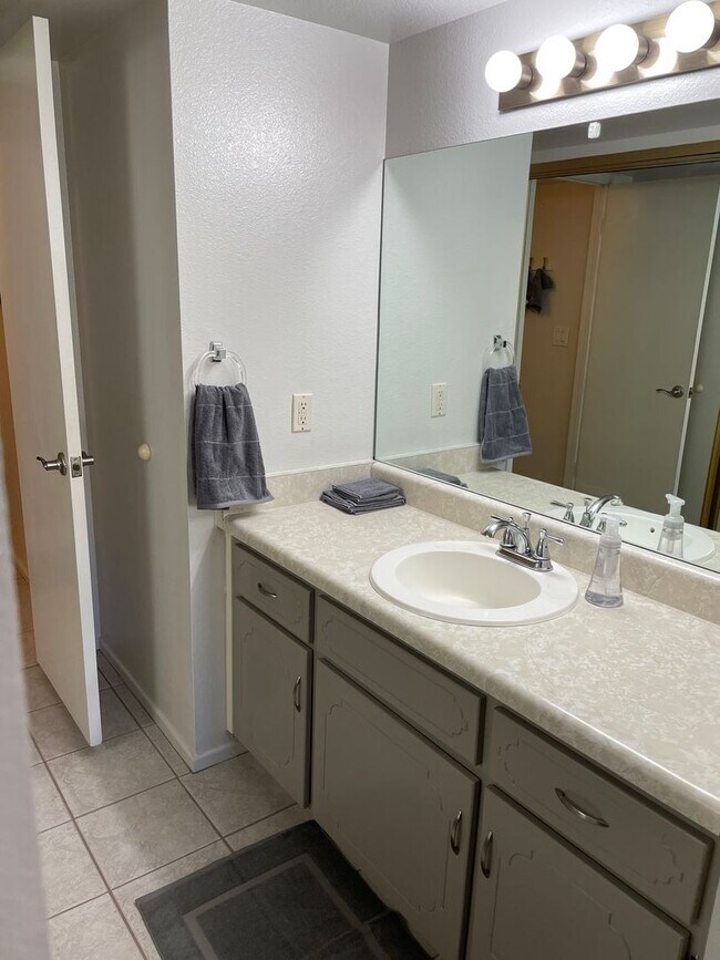Building Photo - Furnished Condo