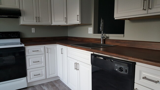 Building Photo - Spacious 3 Bedroom, 1 Bath Townhome in Hav...