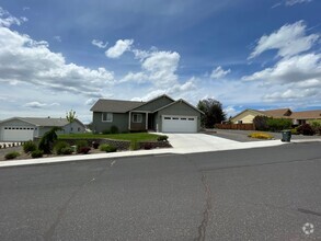 Building Photo - 3 Bedroom / 2 Bathroom Home in Madras Oregon