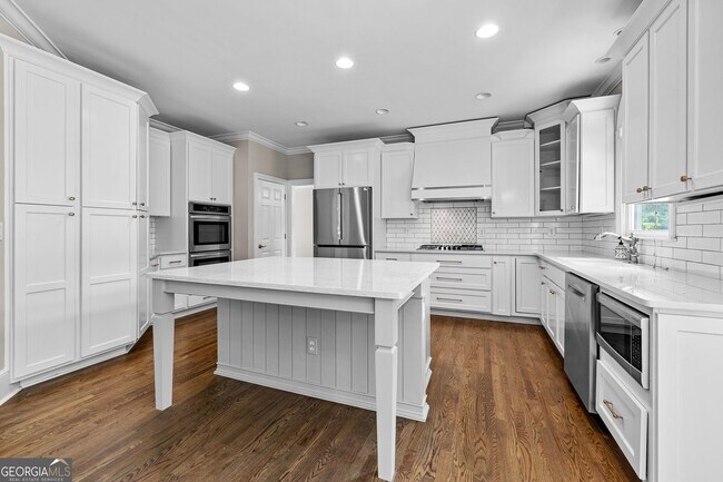 Building Photo - 340 Broadmoor Dr