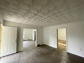 Building Photo - 2 Bedroom 1 Bath with All New Interior