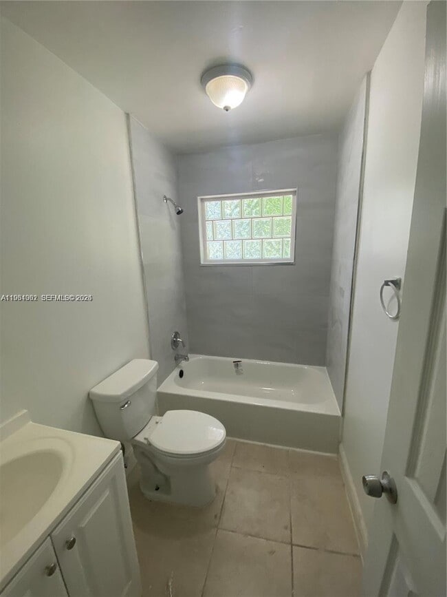 Building Photo - 933 NE 38th St