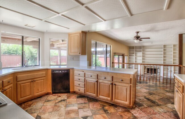 Building Photo - 4546 E Blue Jay Ave