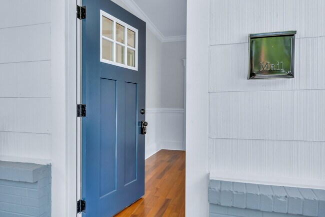 Building Photo - Cozy craftsman bungalow on Seiler Ave