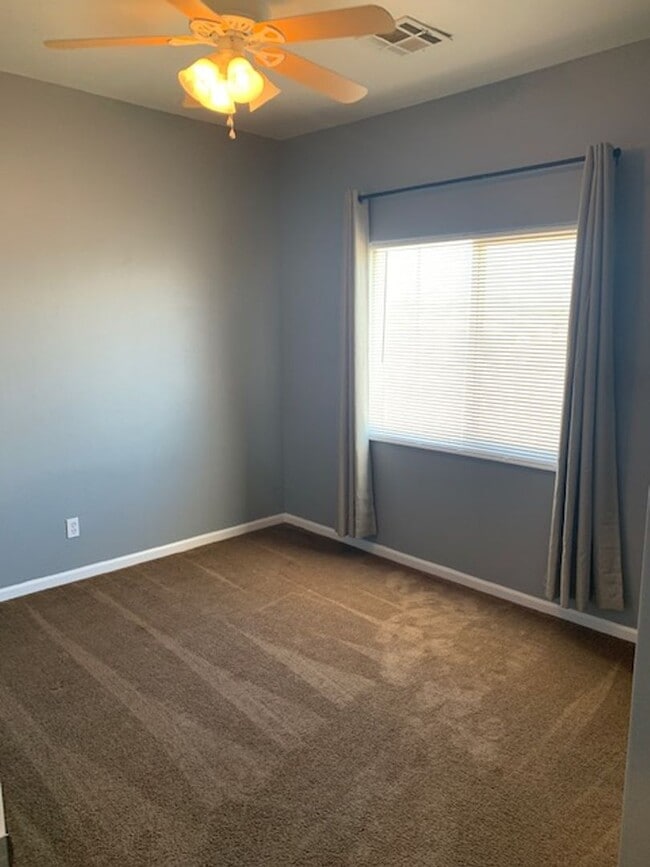 Building Photo - 3 Bedroom Townhouse