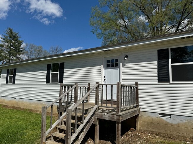 Building Photo - Beautifully Renovated Tiny Home in Martin!