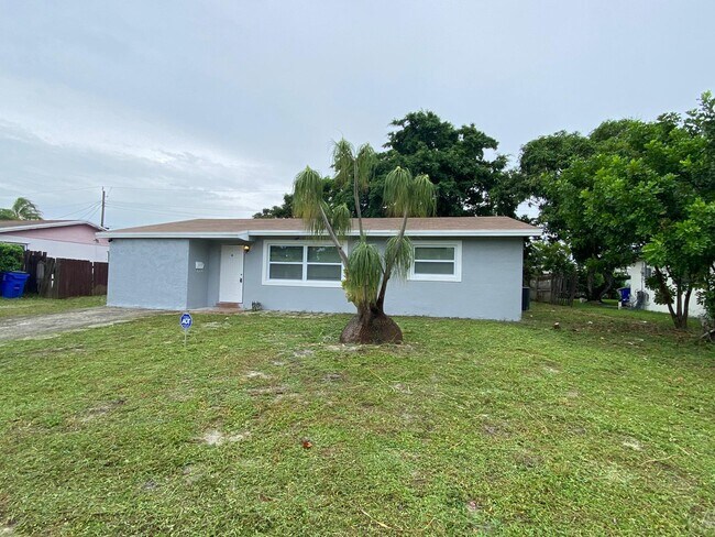 Building Photo - 811 SW 12th Ct
