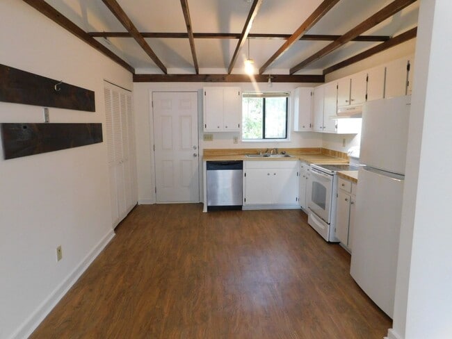 Building Photo - Affordable Gem!