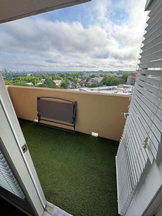 Building Photo - 2 Bed/1 Bath FULLY Furnished Condo at City Heights!