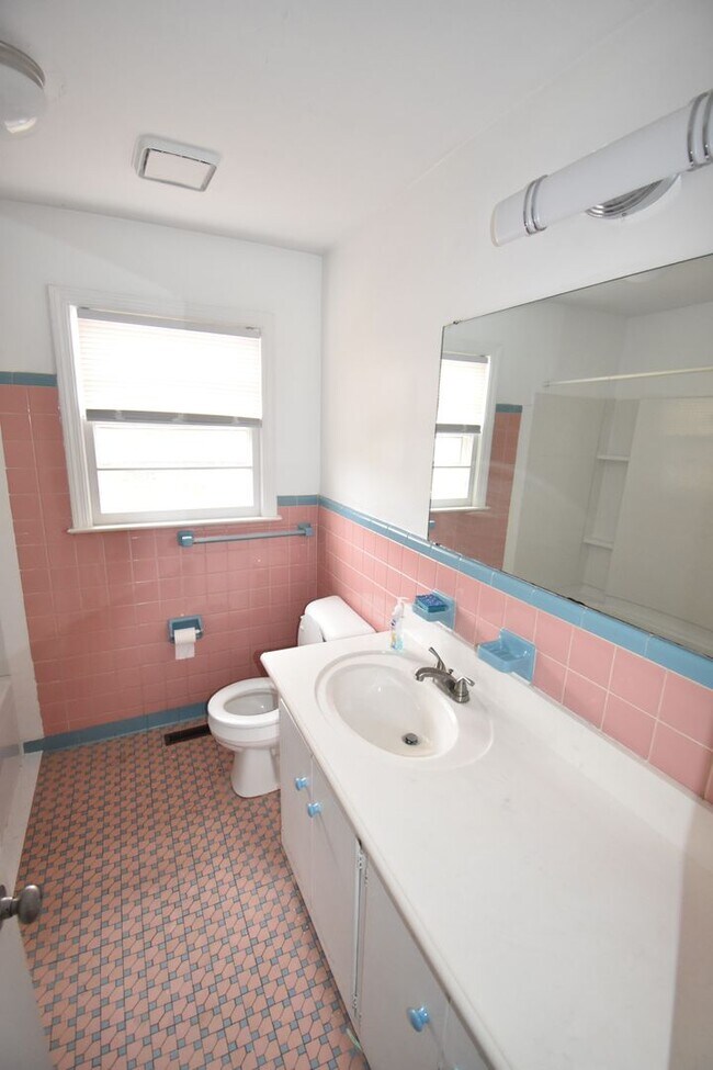 Building Photo - 2 Bedroom and 1.5 Bath Home- Greenwood (No Pets)