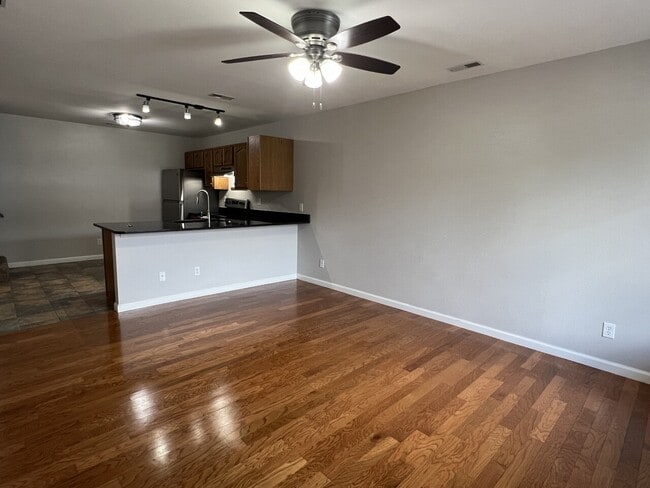 Building Photo - 405 Shade Tree Lane