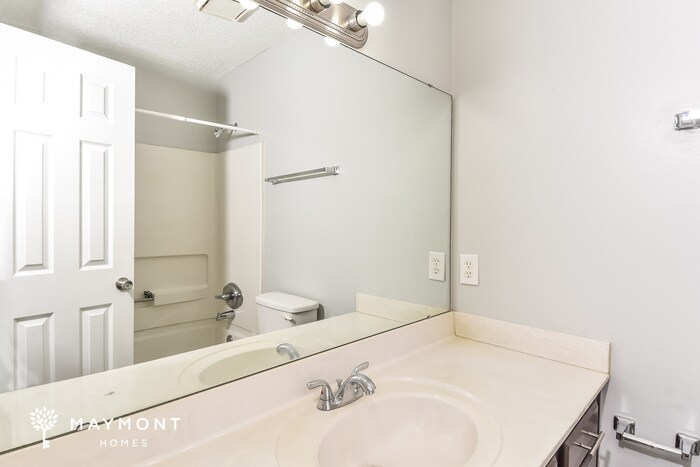 Building Photo - 505 Castlerock Ct