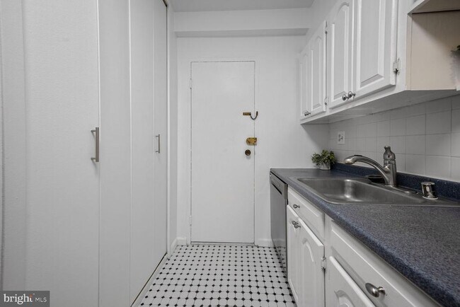 Building Photo - 4201 Cathedral Ave NW