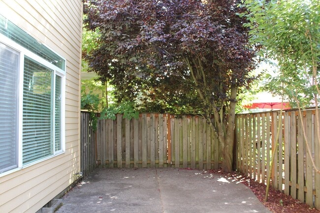 Building Photo - 937 SE Elina Ave