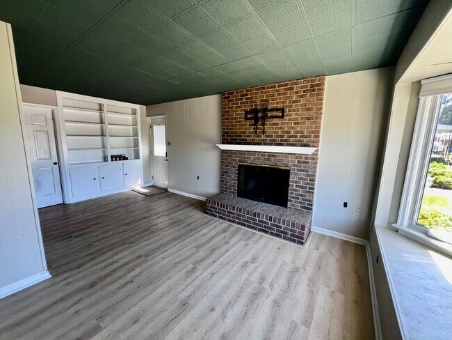 Building Photo - Stunning Renovated Ranch off Indian River