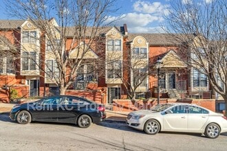 Building Photo - 530 W 10th St