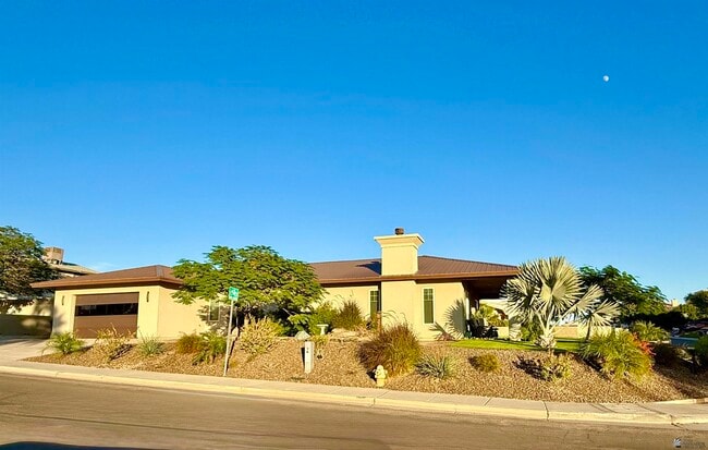 Building Photo - 1330 W Ridgeview Dr