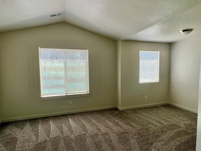 Building Photo - Beautiful Newer Built Home Central location!