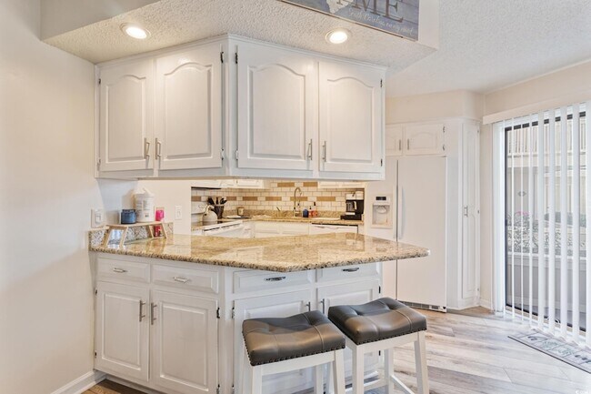 Building Photo - 4242 Pinehurst Cir