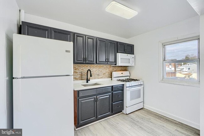 Building Photo - 165 Hampshire Rd