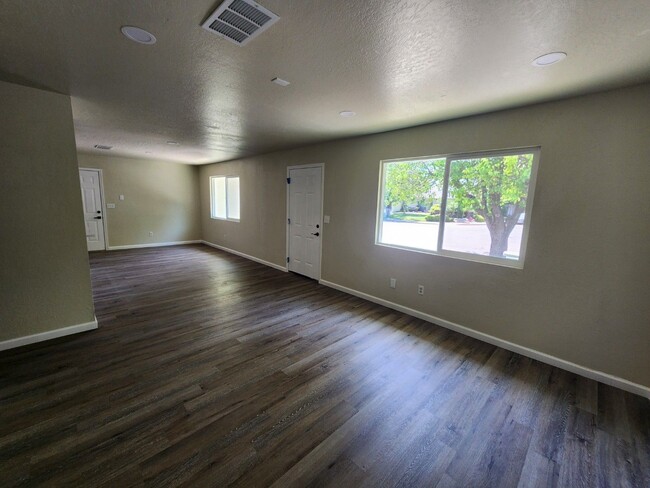 Building Photo - Beautiful Remodled, 4 Bedroom Home!