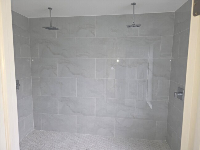 Building Photo - 6701 W Wedgewood Ave