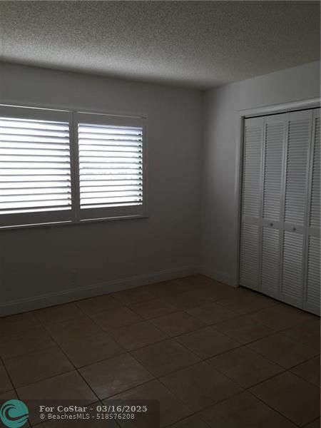 Building Photo - 331 Lakeview Dr