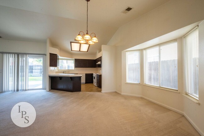 Building Photo - Kerman Westside Home, 3BR/2BA, Built 2004 - Lots of Amenities!