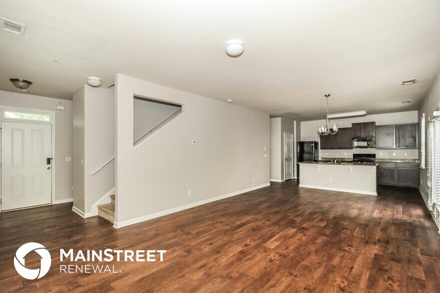 Building Photo - 2944 S Hills