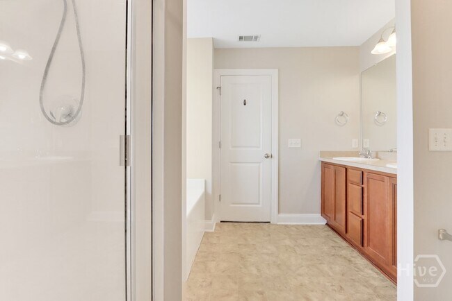 Building Photo - 255 Red Oak Dr