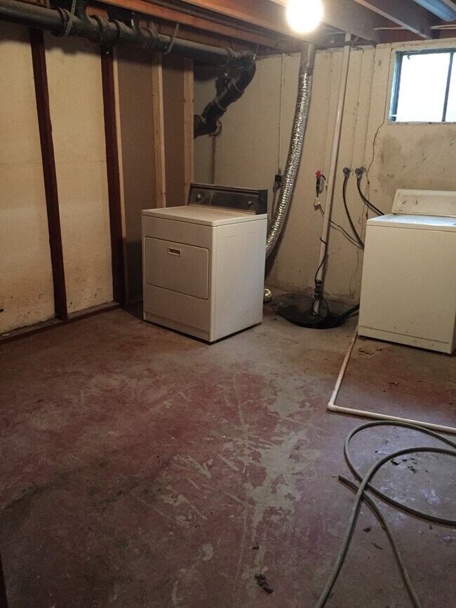 Building Photo - 2540 Cedarwood Ave