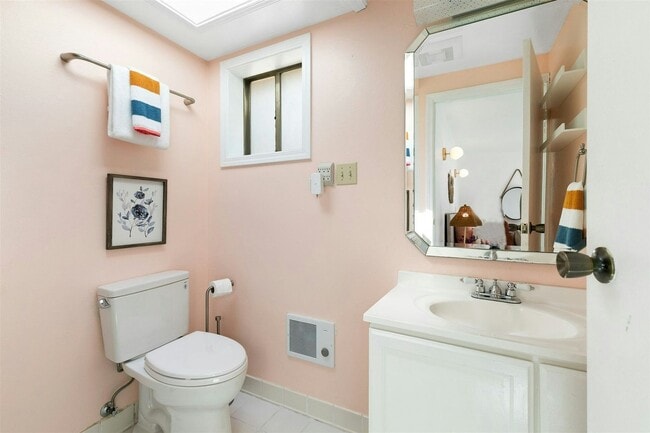 Building Photo - 3Bd/1.75Ba Seattle Home