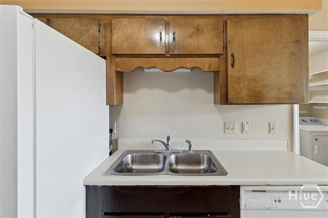 Building Photo - 703 Tray Ct