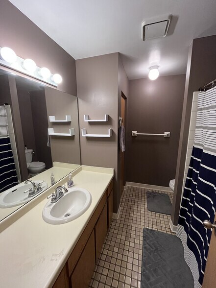 Master Bath - 3055 Lake Shore Dr