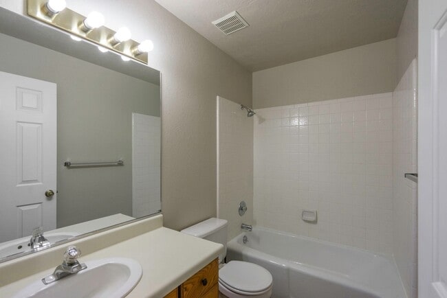 Building Photo - Spacious Updated Townhome in Downtown St. ...