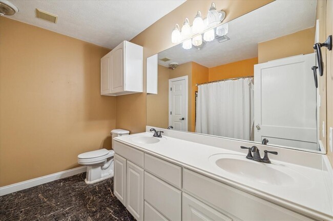 Building Photo - 211 W 31st St