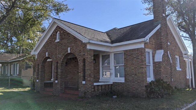 Building Photo - 3229 Wisconsin St