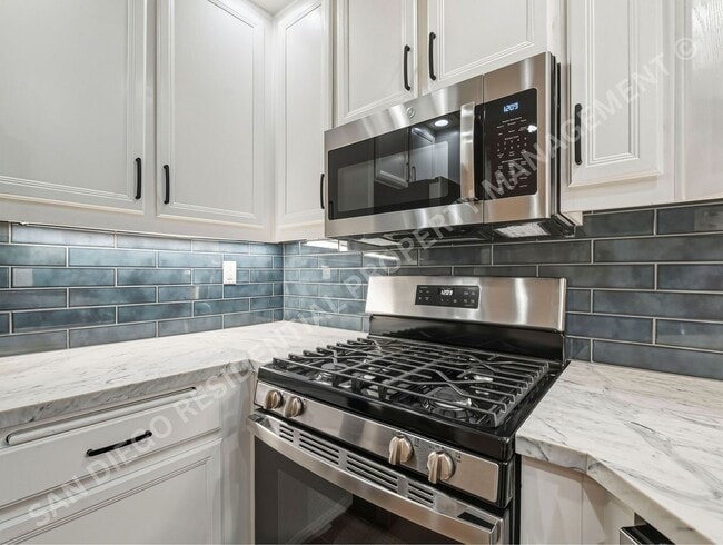 Building Photo - Beautifully Remodeled and Bright in the Perfect Carmel Mountain Ranch Location