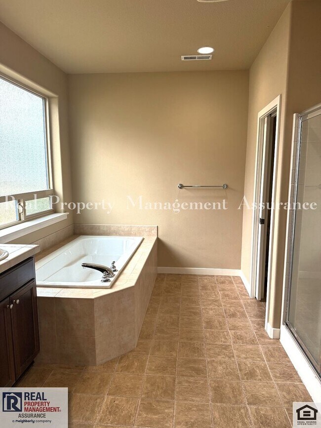 Building Photo - 13933 SW Walnut Creek Way