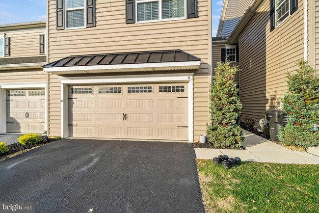Building Photo - 6 New Village Greene Dr