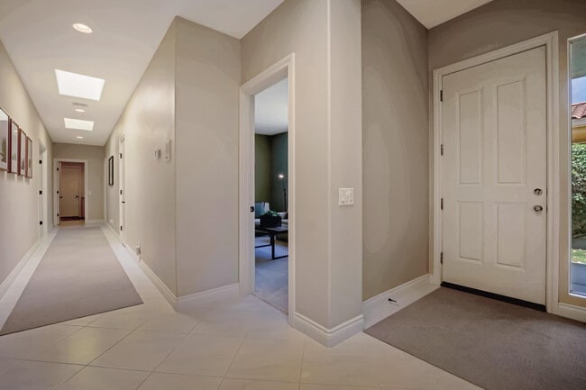 Building Photo - 425 Desert Holly Dr